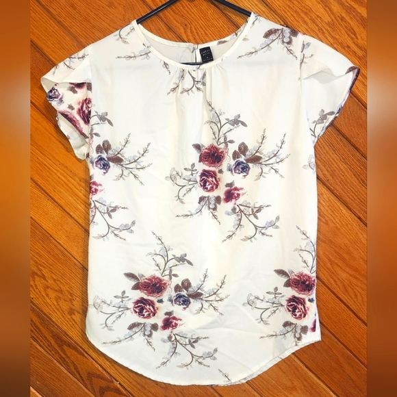 Emery Rose Small White And Floral Airbrush Rose Print Women's Top - Picture 1 of 12